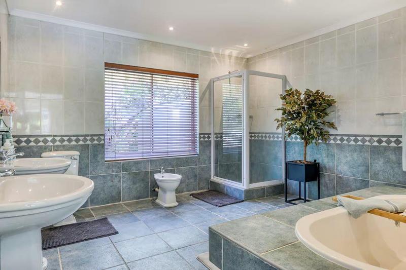 6 Bedroom Property for Sale in Constantia Western Cape